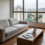 Apartamento moderno em São Paulo com notebook, representando descrições de imóveis para geração de leads.