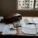 Mesa de corretor de imóveis com documentos e vista urbana no Brasil