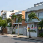 Rua residencial brasileira com placas de venda de imóveis