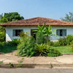 Casa residencial brasileira representando imóvel parado no mercado imobiliário para reengajamento via CRM.