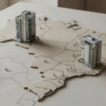 Mapa do Brasil com edifícios de São Paulo e Rio simbolizando parcerias imobiliárias inter-regionais