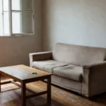 Interior de apartamento alugado no Brasil com chaves sobre mesa representando registro de visita
