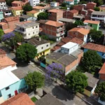 Bairro residencial brasileiro com casas para cálculo de IPTU e metros quadrados