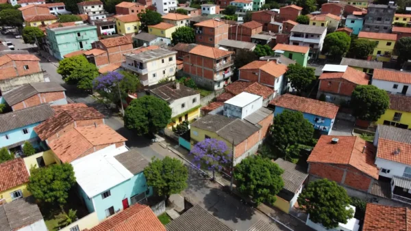 Bairro residencial brasileiro com casas para cálculo de IPTU e metros quadrados