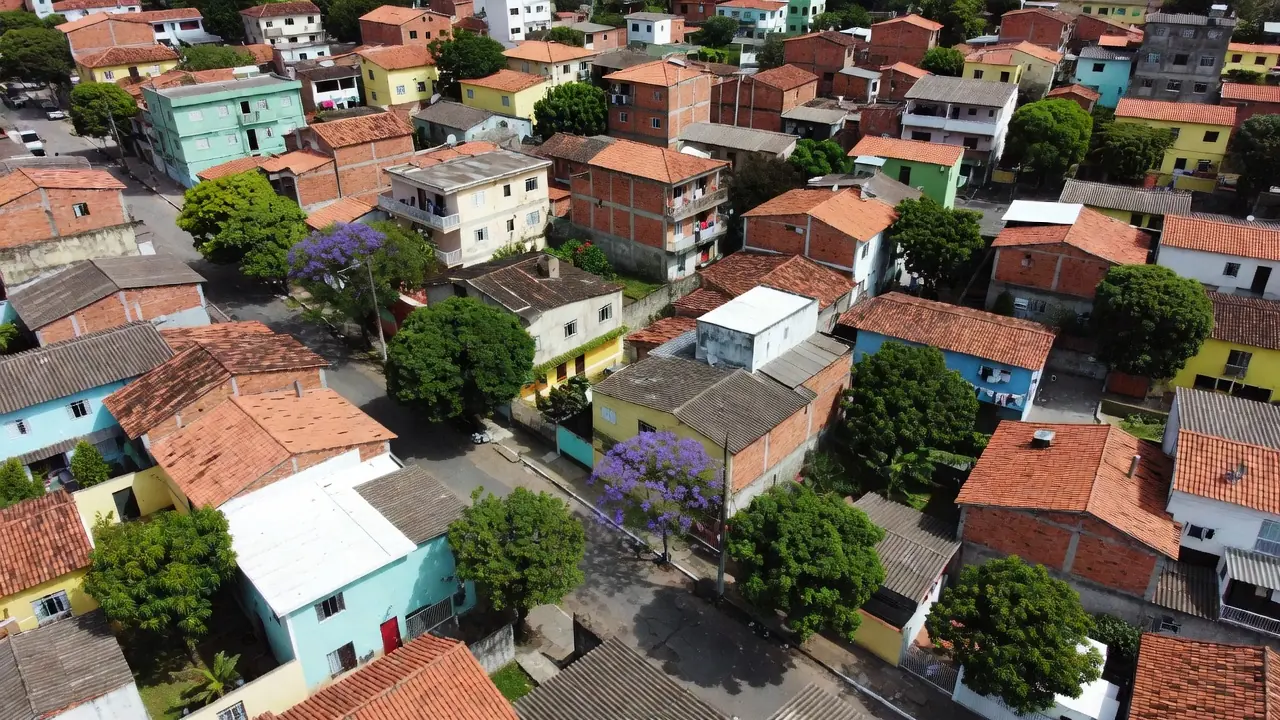 Bairro residencial brasileiro com casas para cálculo de IPTU e metros quadrados