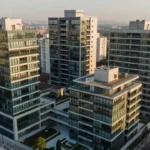 Complexo residencial moderno em São Paulo representando o mercado imobiliário