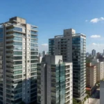 Panorama de edifícios residenciais em São Paulo para mercado imobiliário