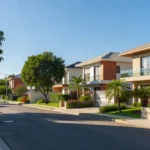 Bairro residencial brasileiro com casas modernas no mercado imobiliário