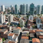 Vista aérea de edifícios residenciais em São Paulo representando imóveis quentes, mornos e frios