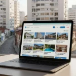 Tela de portal imobiliário brasileiro com títulos otimizados em buscas internas