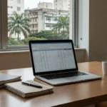 Mesa com notebook em escritório imobiliário brasileiro representando sistema de follow-up automático
