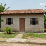 Casa residencial brasileira vazia simbolizando imóvel sem visitas no mercado imobiliário