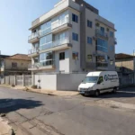 Parceria imobiliária com empresa de mudanças em rua residencial brasileira
