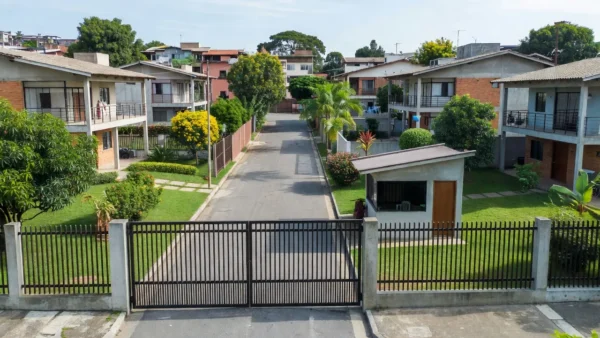 Condomínio fechado brasileiro com portão e casas para captação imobiliária