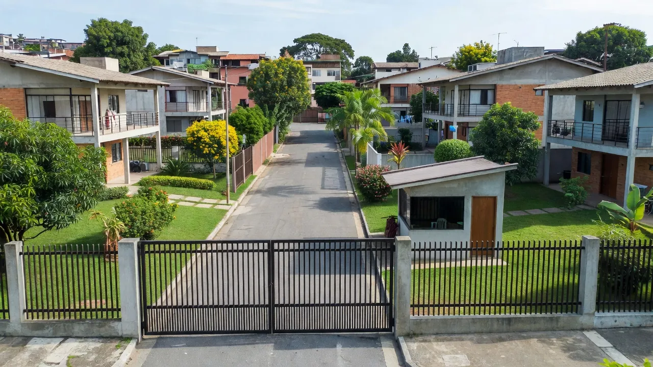 Condomínio fechado brasileiro com portão e casas para captação imobiliária