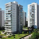 Conjunto de edifícios residenciais modernos no Brasil simbolizando mercado imobiliário com lista de espera de compradores