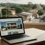 Laptop exibindo anúncio de imóvel residencial em portal imobiliário brasileiro