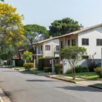 Rua residencial brasileira com casas para captação imobiliária de baixa concorrência