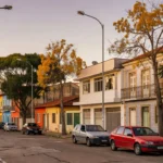 Rua residencial brasileira com casas para captação imobiliária local