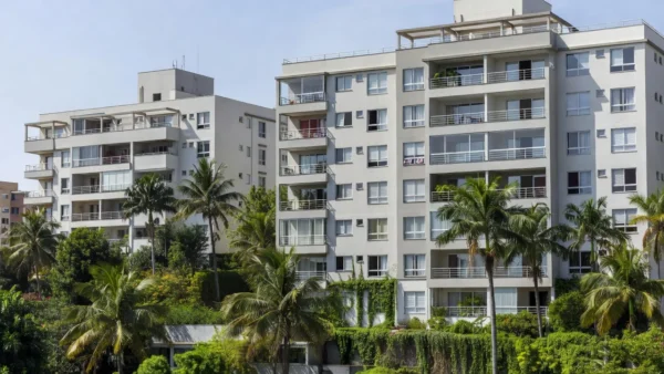 Fachadas de prédios residenciais brasileiros para captação de imóveis alugados