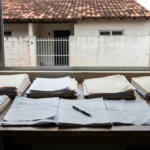 Documentos de imóvel em inventário sobre mesa em escritório no Brasil
