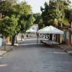 Rua residencial brasileira com estrutura para evento imobiliário de captação de contatos