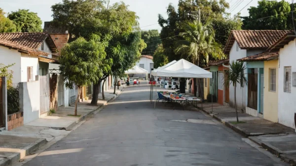 Rua residencial brasileira com estrutura para evento imobiliário de captação de contatos