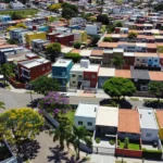 Bairro residencial brasileiro com casas modernas no mercado imobiliário