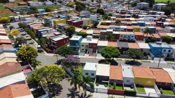 Bairro residencial brasileiro com casas modernas no mercado imobiliário