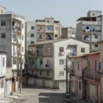 Edifícios residenciais brasileiros simbolizando imóveis com pendências no mercado imobiliário