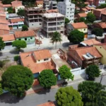 Vista aérea de imóveis urbanos brasileiros com potencial construtivo inexplorado