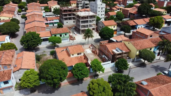 Vista aérea de imóveis urbanos brasileiros com potencial construtivo inexplorado
