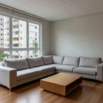 Apartamento residencial brasileiro durante visita de plantão imobiliário