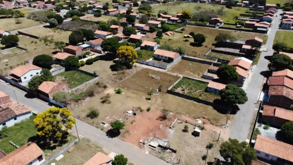Vista aérea de lotes residenciais em bairro brasileiro para zoneamento imobiliário