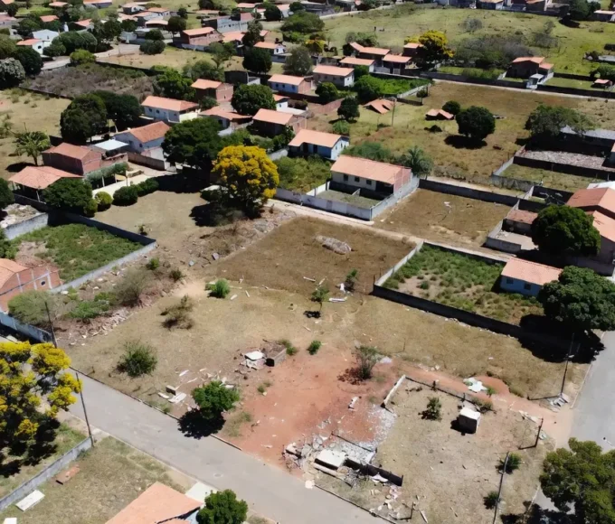 Vista aérea de lotes residenciais em bairro brasileiro para zoneamento imobiliário